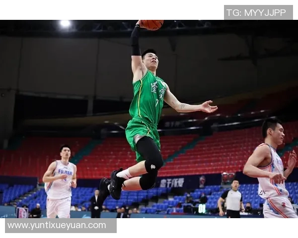 重庆篮球队以92分领跑杯赛积分榜展现强劲实力和夺冠希望