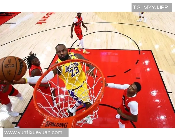 湖人勇士激战11月30日NBA赛场巅峰对决引发球迷热议 湖人勇士激战11月30日NBA赛场巅峰对决引发球迷热议